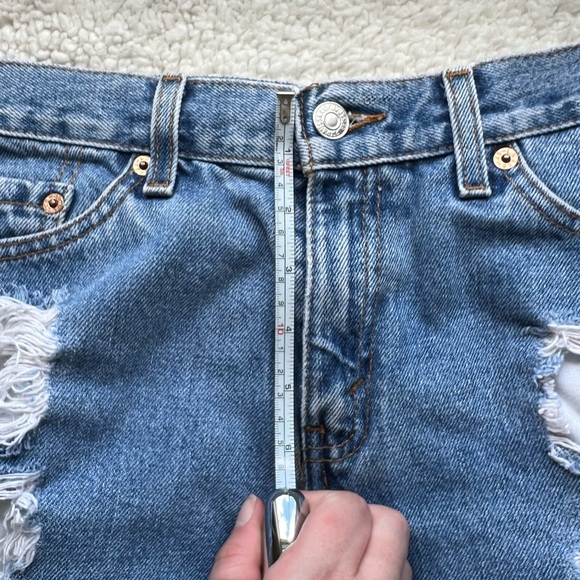 Levi's Vintage distressed Women's Light Blue Ripped Jean Shorts Daisy Duke Short - Picture 5 of 6
